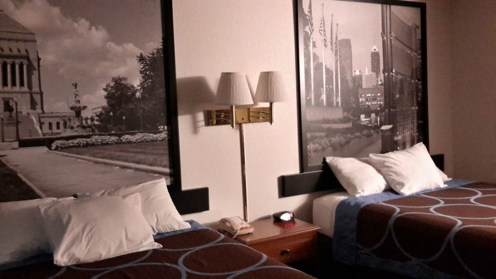 Super 8 By Wyndham Greenfield Bagian luar foto